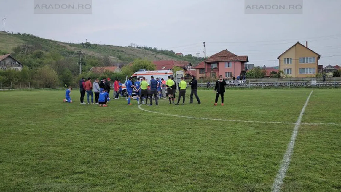 Momente DRAMATICE pe terenul de fotbal. Un jucător de numai 24 de ani s-a prăbuşit în timpul meciului FOTO