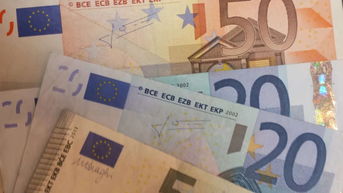 CUM ARATĂ noua bancnotă de 50 euro care a intrat marţi în circulaţie. 