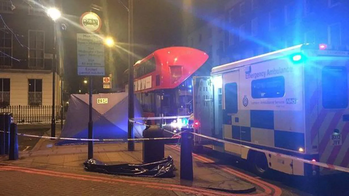 Un bărbat înjunghiat mortal a fost descoperit într-un autobuz din centrul Londrei