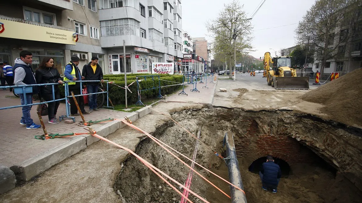 Groapa formată într-o parcare din Râmnicu Sărat, din imediata apropiere a DN2, a fost astupată temporar cu nisip