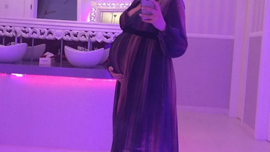 Primul selfie cu prezentatoarea care şi-a ţinut sarcina ascunsă timp de 8 luni