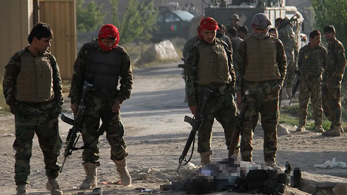 Atac armat al talibanilor asupra bazei din Afganistan: Numărul soldaţilor ucişi şi răniţi a ajuns la O SUTĂ
