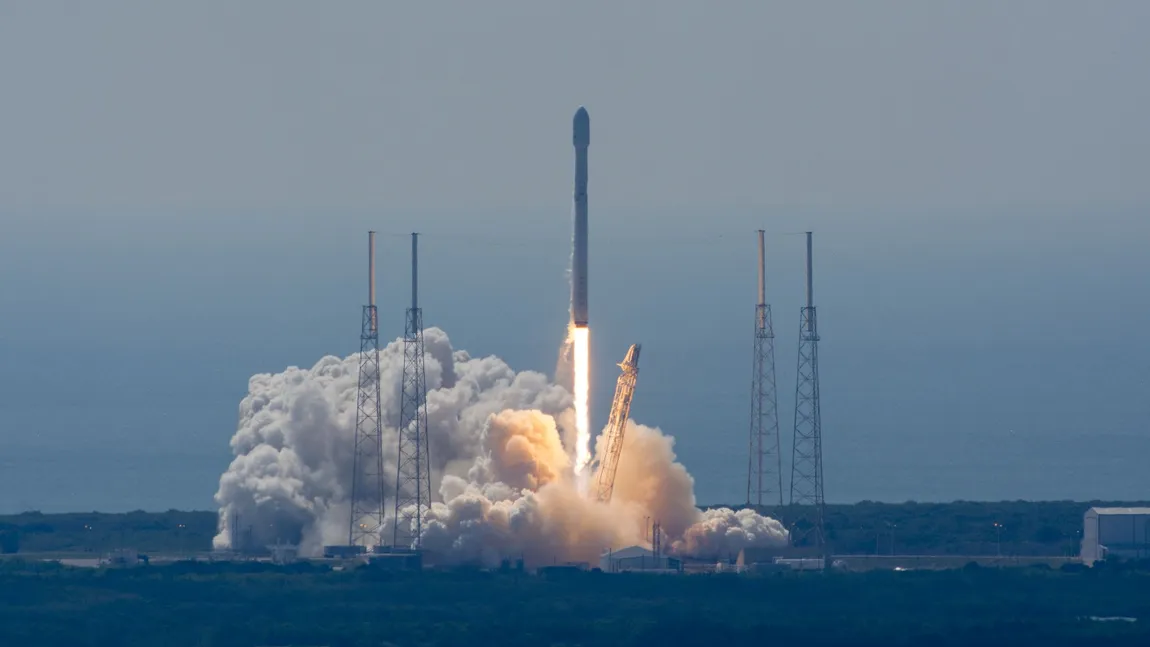 SpaceX anunţă primul său client pentru o călătorie în jurul Lunii