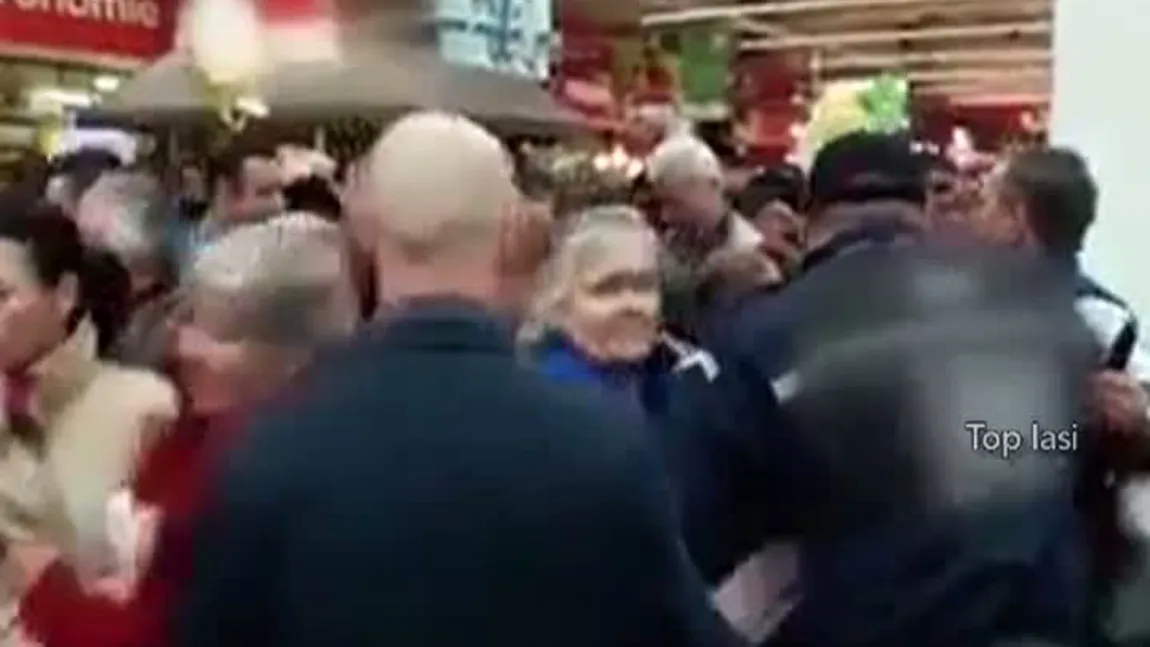 Sute de oameni s-au îmbrâncit la Iaşi pentru cozonaci mai ieftini cu 2 lei VIDEO