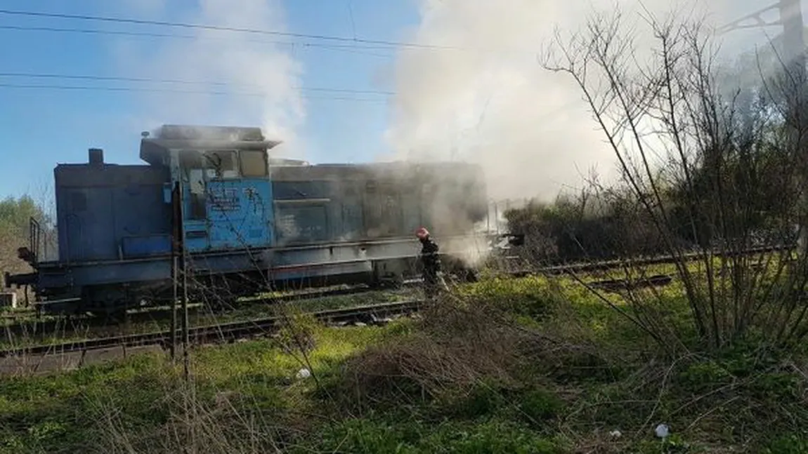 Locomotivă în flăcări, călătorii daţi jos de urgenţă din tren