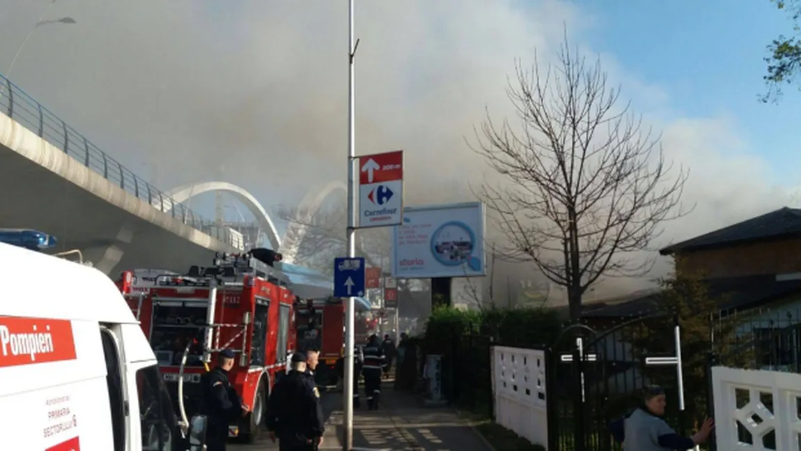 INCENDIU în Bucureşti. O clădire a fost cuprinsă de flăcări