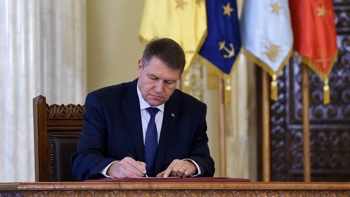 Klaus Iohannis a promulgat legea care interzice parlamentarilor să conducă activităţi comerciale