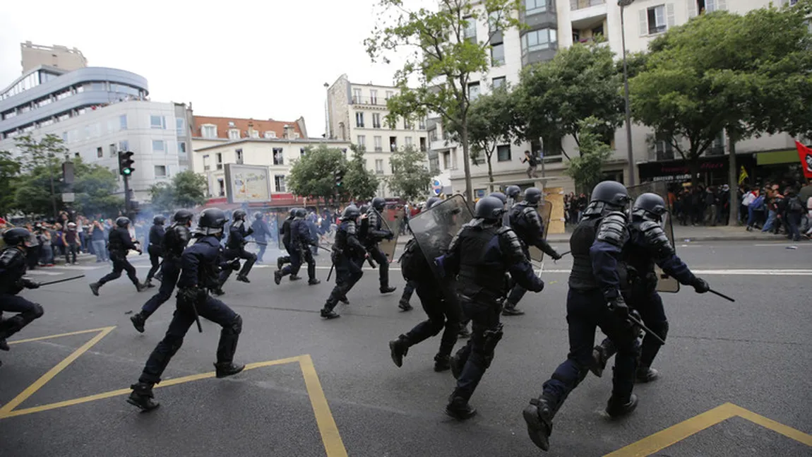 Alegeri prezidenţiale în Franţa: Ciocniri la Paris între Poliţie şi liceenii care au protestat faţă de Macron şi Le Pen