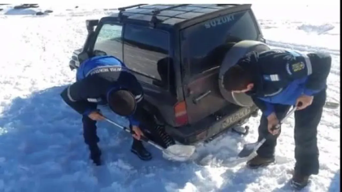 Intervenţii ale jandarmilor pentru deblocarea a nouă turişti care au rămas cu maşinile în zăpadă, în Munţii Bucegi