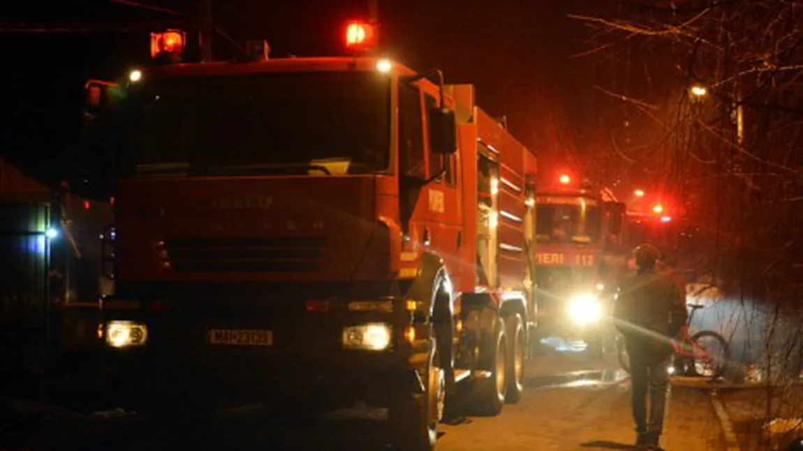 Incendiu de proporţii la o garsonieră din Oradea. Un bărbat a murit carbonizat