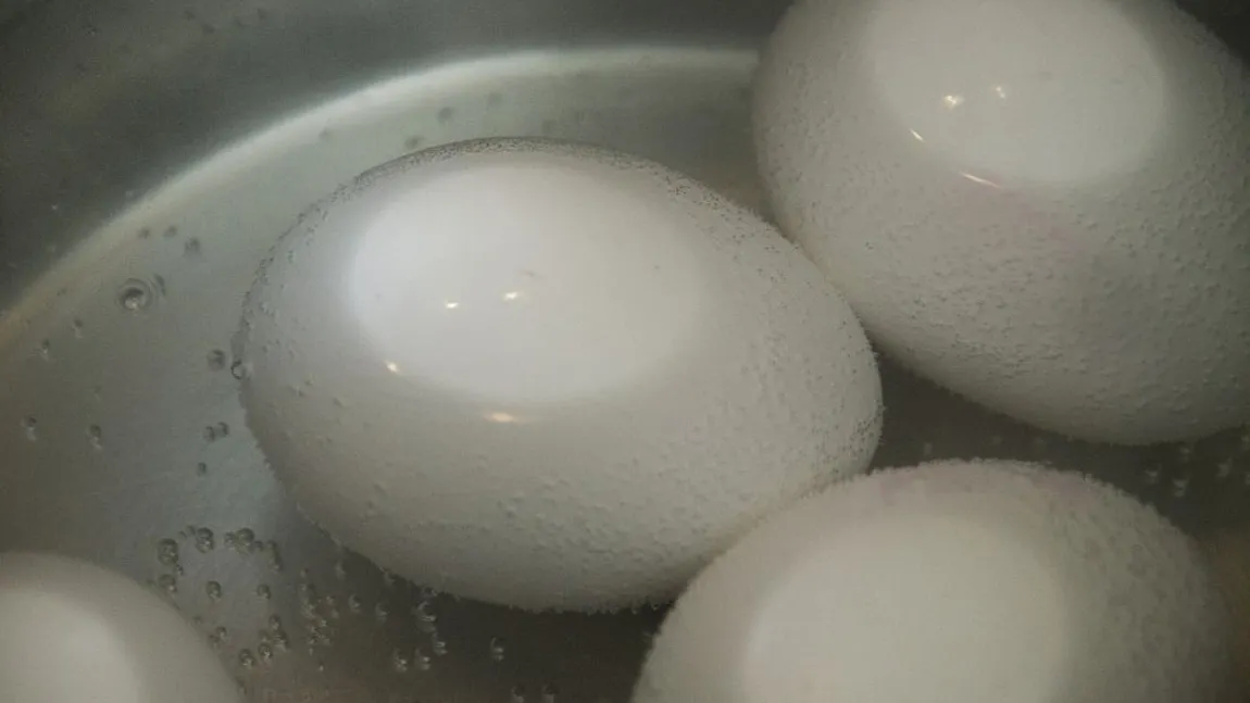 De ce nu trebuie să aruncaţi apa în care aţi fiert ouăle. Iată la ce o poţi folosi şi ce beneficii are