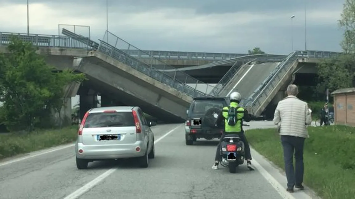 Pasarelă de beton prăbuşită pe un drum din Italia, peste o maşină a carabinierilor