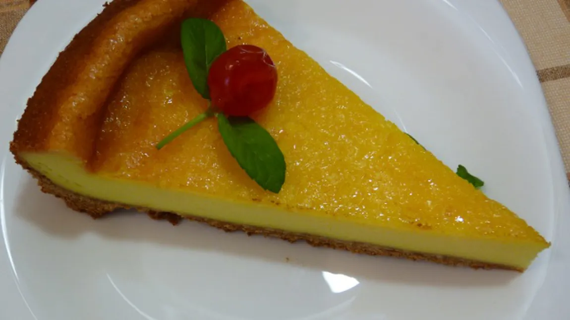 PASCĂ CU BRÂNZĂ ŞI STAFIDE ŞI PASCĂ CU SMÂNTÂNĂ. Reţete simple şi delicioase de Paşte