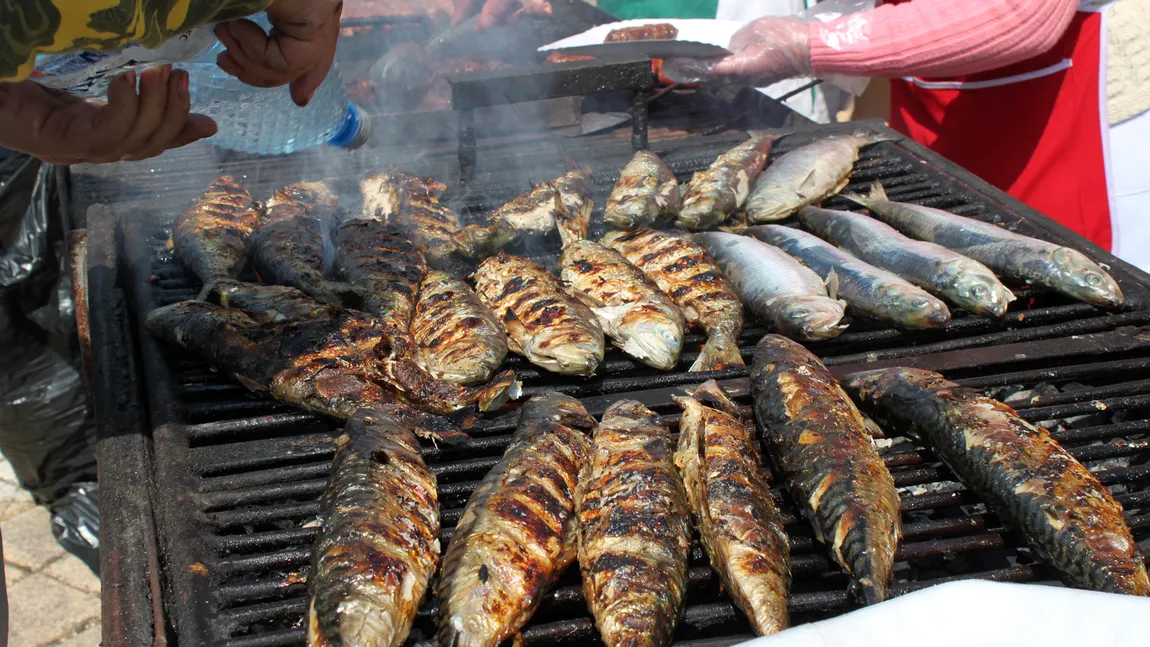 Începe Festivalul Peştelui în Capitală: 10.000 de scrumbii, pregătite pe grătar, pe plită, în saramură şi marinată