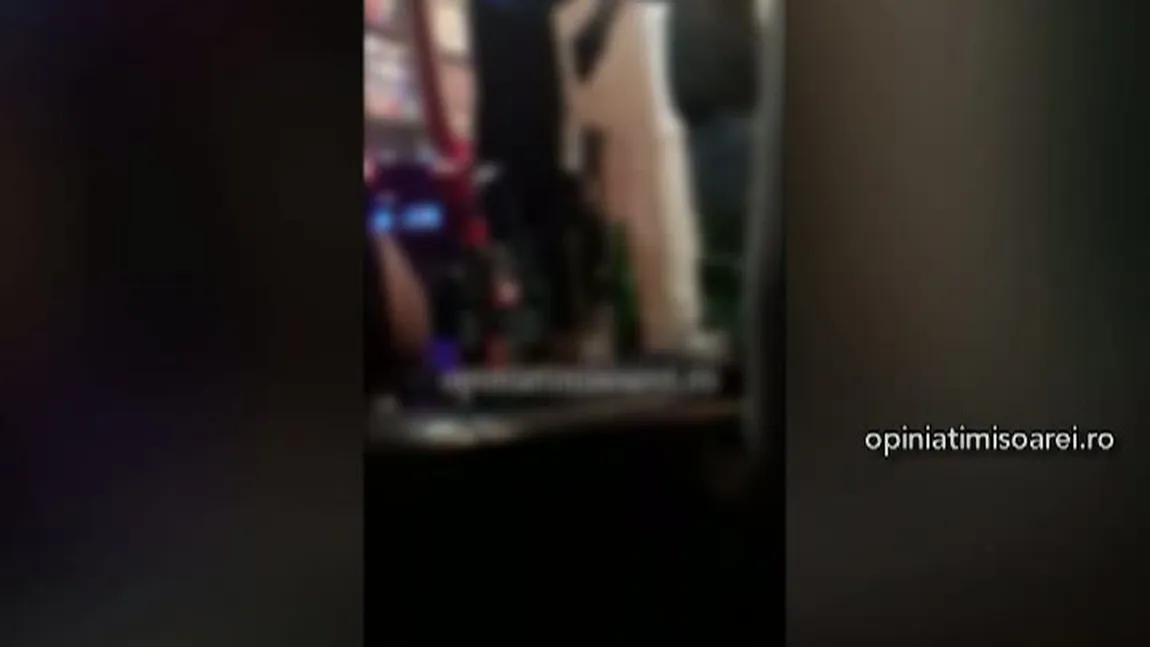 Imagini incredibile în Timiş. Doi poliţişti s-au bătut într-un bar, în faţa a zeci de oameni