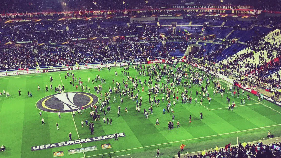 Haos în Liga Europa, la Lyon. Spectatorii au invadat terenul, startul meciului a fost amânat VIDEO