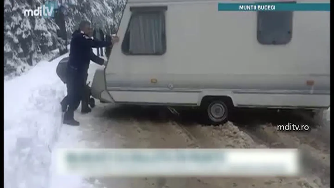 Vreme extremă în ţară. Mai mulţi turişti au rămas blocaţi cu rulota în Munţii Bucegi