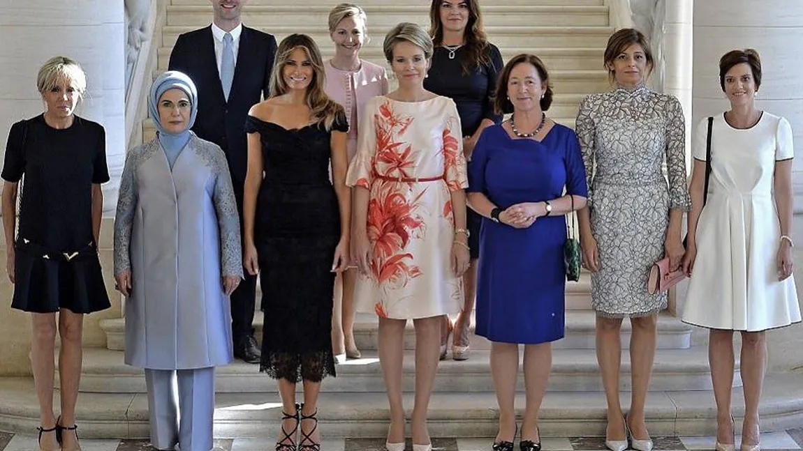 Soţul premierului gay al Luxemburgului, la poza de grup cu soţiile liderilor NATO