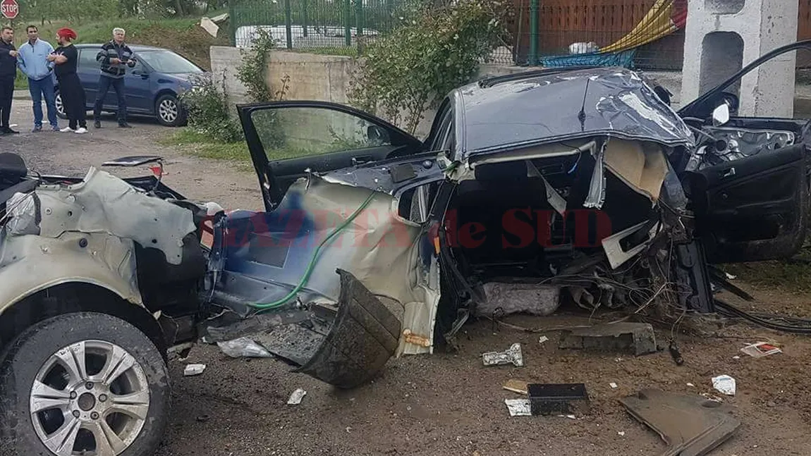 ACCIDENT SPECTACULOS. Doi tineri au scăpat nevătămaţi după ce maşina lor s-a rupt în două