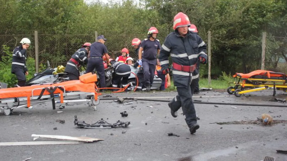 Accidente grave în Hunedoara şi Olt. Cinci copii răniţi, o femeie a fost dusă cu elicopterul la spital