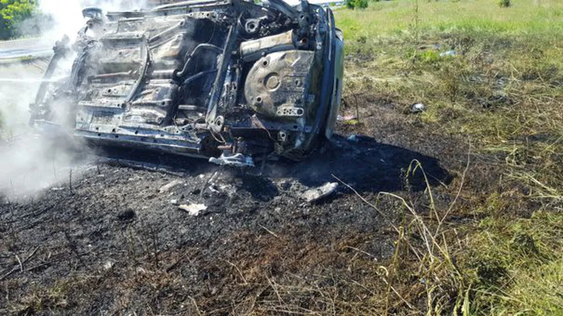O maşină a luat foc în urma unui accident. Pasagerii au reuşit să iasă singuri din autoturism