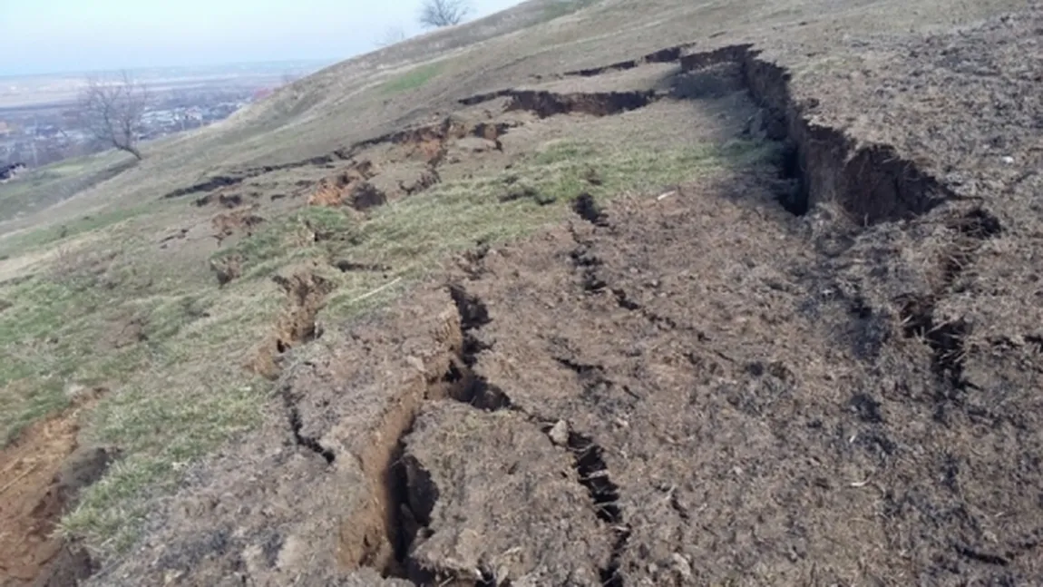 Alunecări de teren în Vâlcea. Se construieşte un al doilea pinten de blocaj