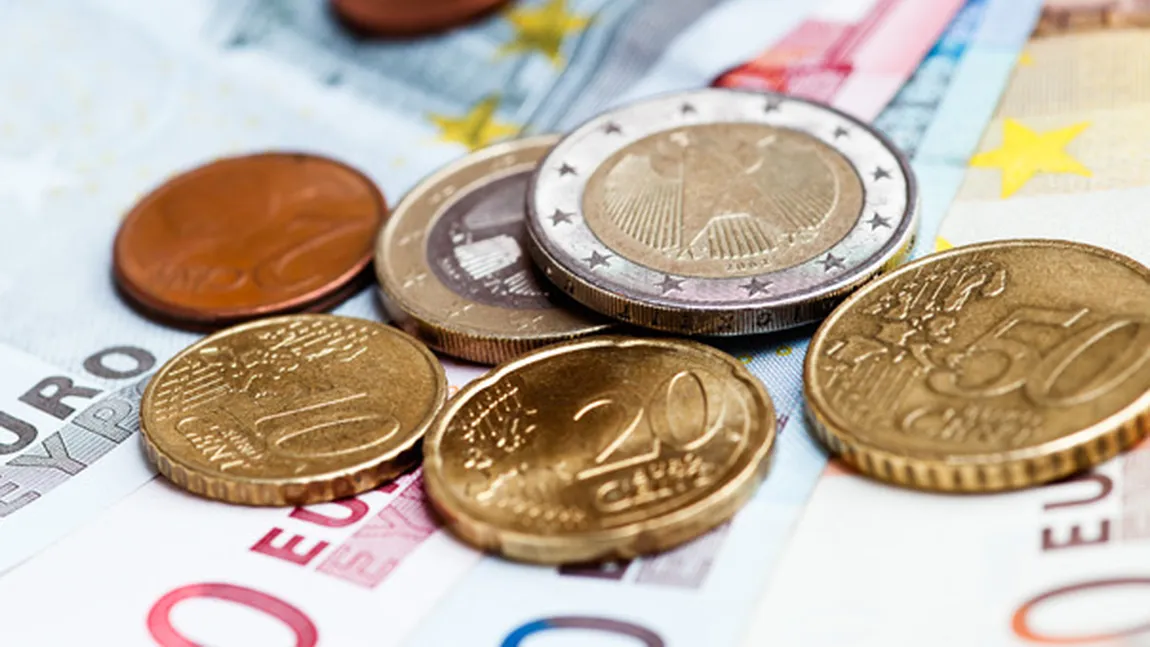 Euro scade spre nivelul de 4,64 lei, dar rămâne peste pragul din august 2012