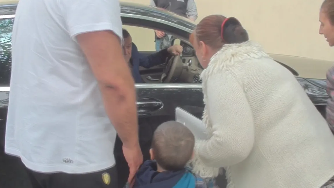VIDEO. Gigi Becali, asaltat de mame cu prunci în braţe! Milionarul îi ajută pe fiecare GALERIE FOTO