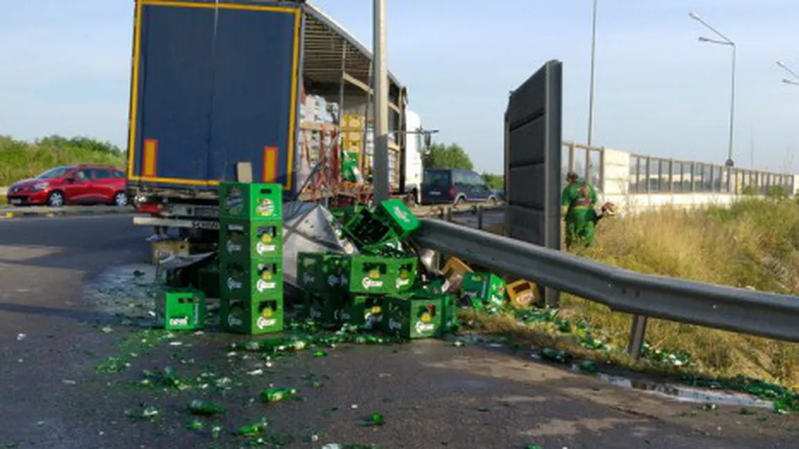 Trafic îngreunat pe DN 1, la Comarnic. Un TIR încărcat cu bere a pierdut marfa pe şosea