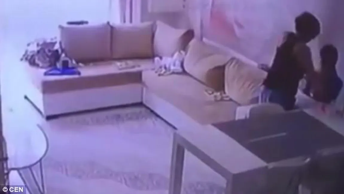 Au montat camere de supraveghere pentru a vedea ce face bona. Mama a avut un şoc VIDEO