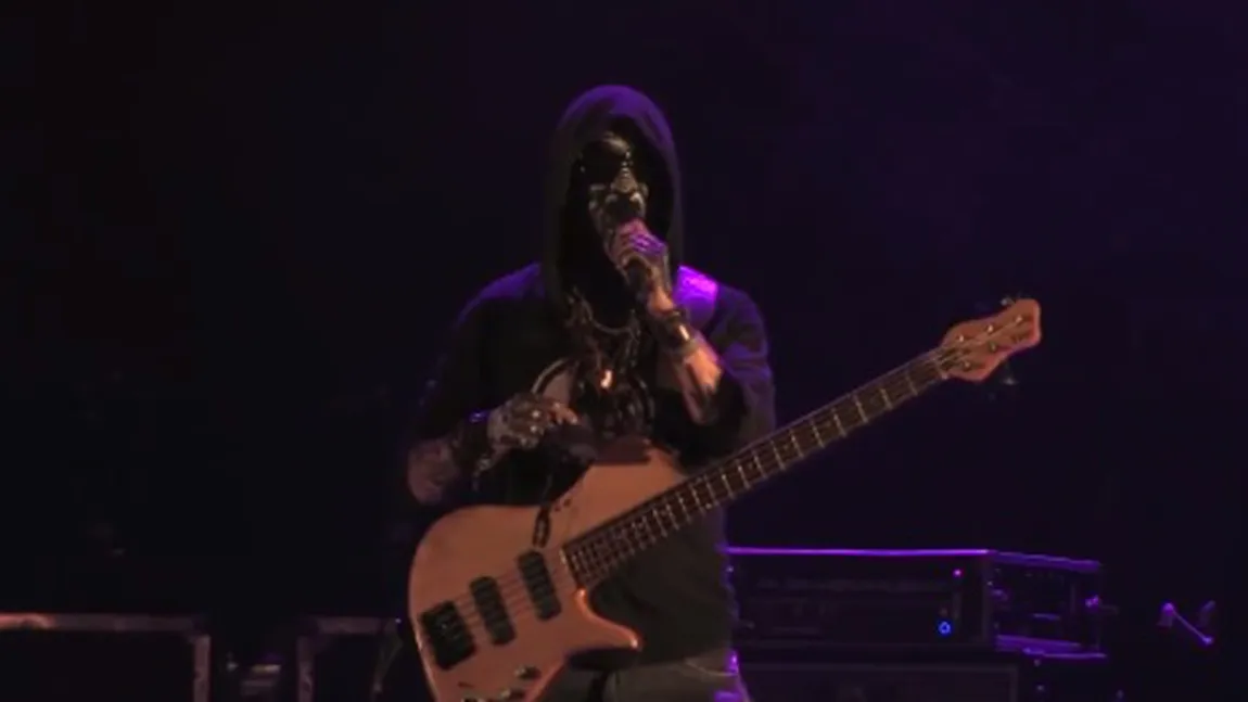 Basistul trupei Carla's Dreams a făcut MĂRTURISIREA într-un concert VIDEO