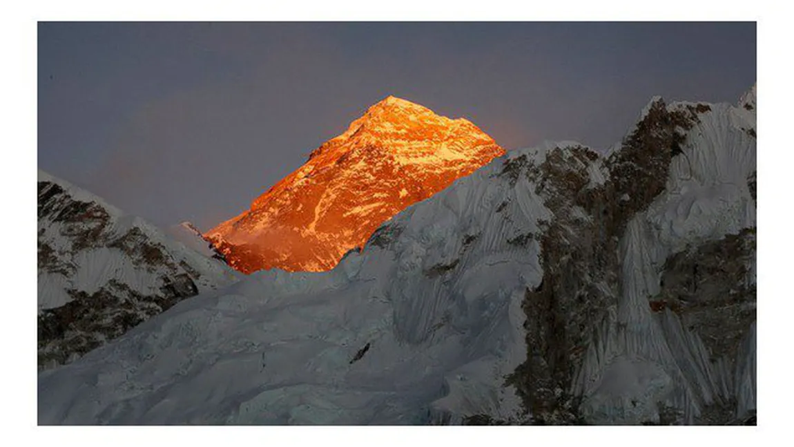 Tragedie pe Everest. Un alpinist a murit în apropierea vârfului, altul este dat dispărut
