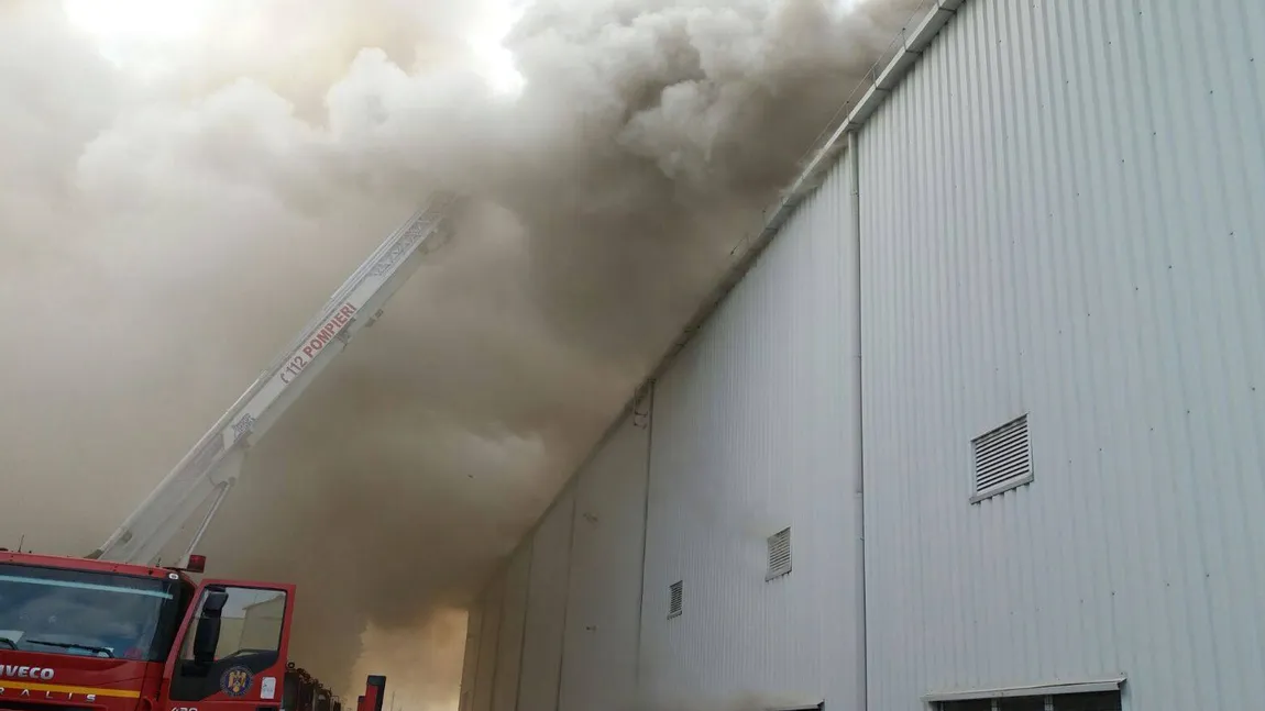 Incendiu la un depozit din Ilfov. Aproximativ 1.000 de metri pătraţi din imobil, afectaţi