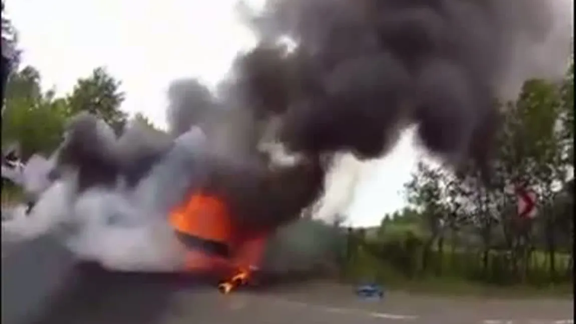 Camion în flăcări la Suceava. Imagini spectaculoase, un pompier a filmat întreaga intervenţie VIDEO