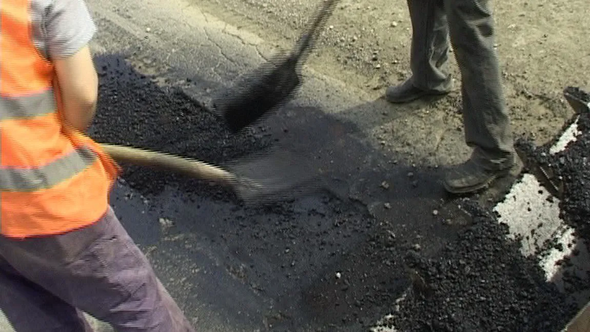 Groapă apărută pe podul Olt din Slatina, la două luni de la ultima reparaţie