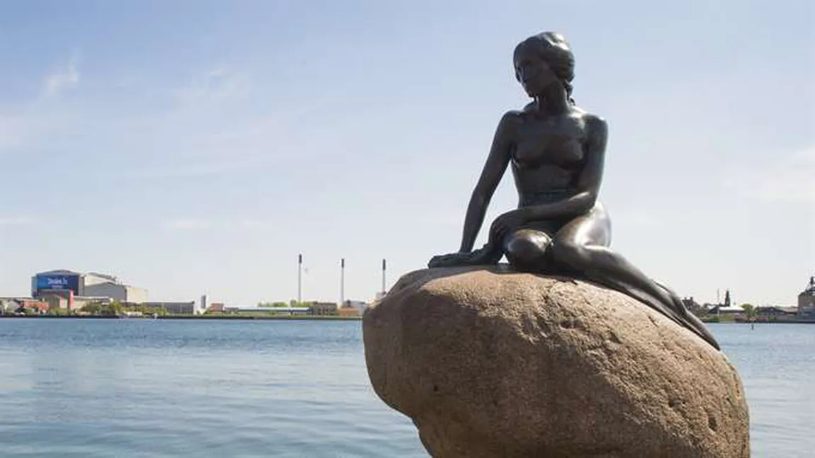 Mica Sirenă din Copenhaga a fost din nou vandalizată. De data aceasta a fost vopsită în roşu VIDEO