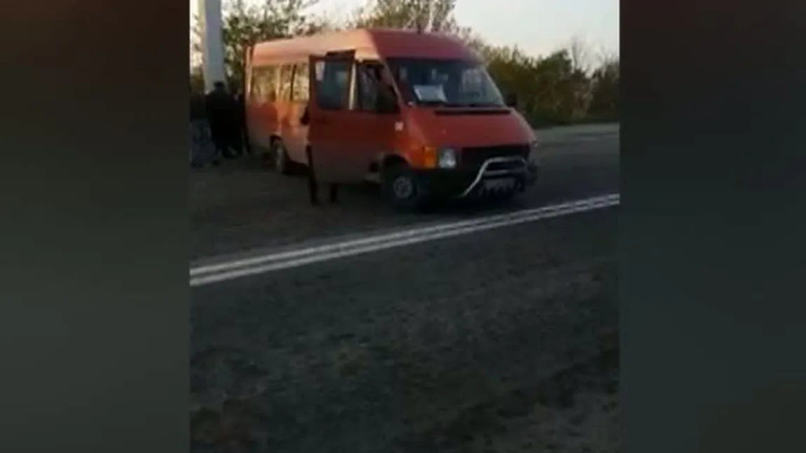 Şoferul unui microbuz a blocat un sens al unui drum naţional, supărat că fusese amendat de poliţişti