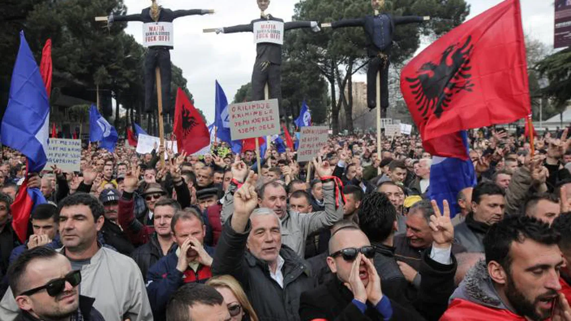 Alegeri în Albania: Zeci de persoane au fost INTOXICATE la un miting pentru legislative