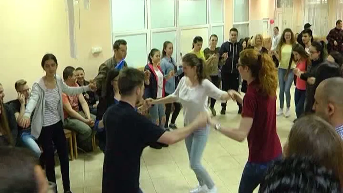 Petrecere cu o mie de mici şi dans în cantina universităţii din Sibiu VIDEO
