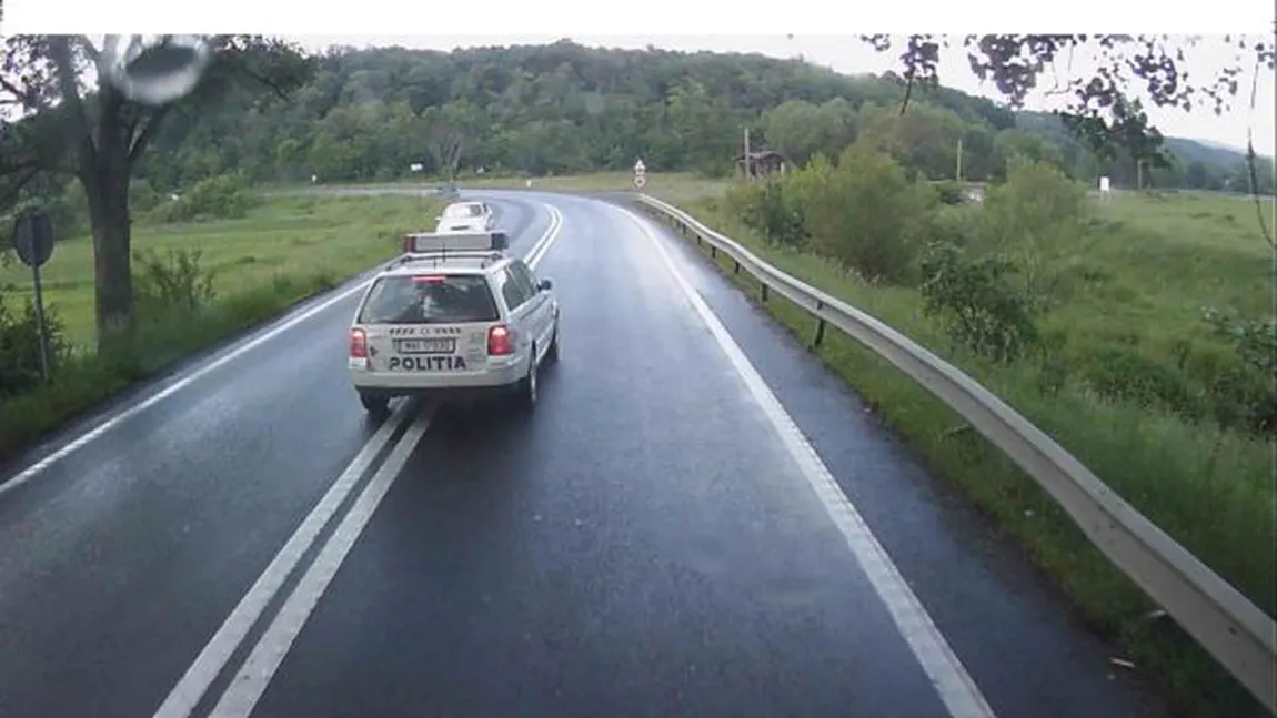 Maşină de poliţie filmată când depăşea peste linia dublă continuă