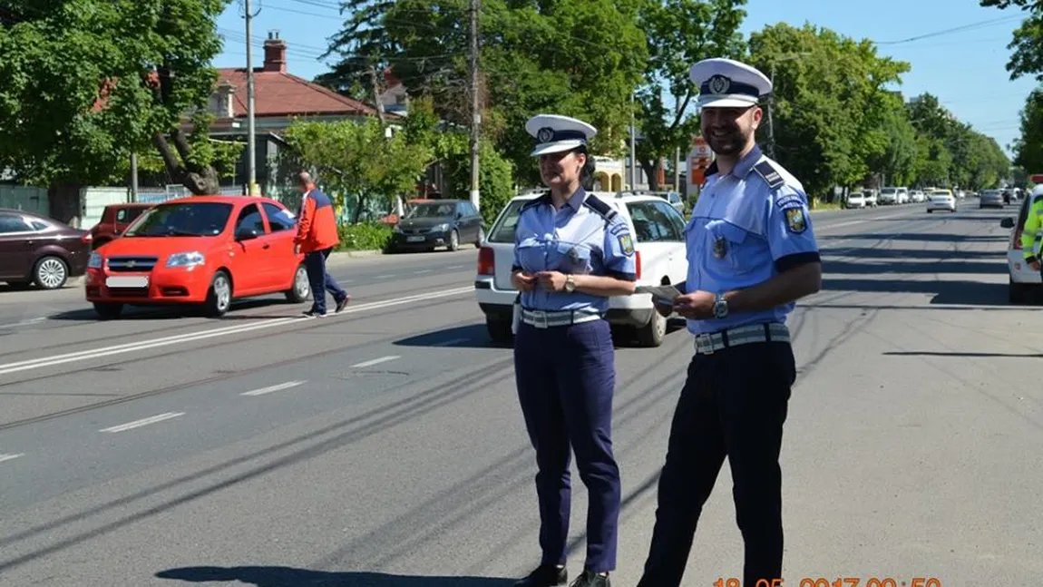 Doi poliţişti de la rutieră au ratat o contravenţie pentru a poza frumos pe Facebook-ul Poliţiei Române