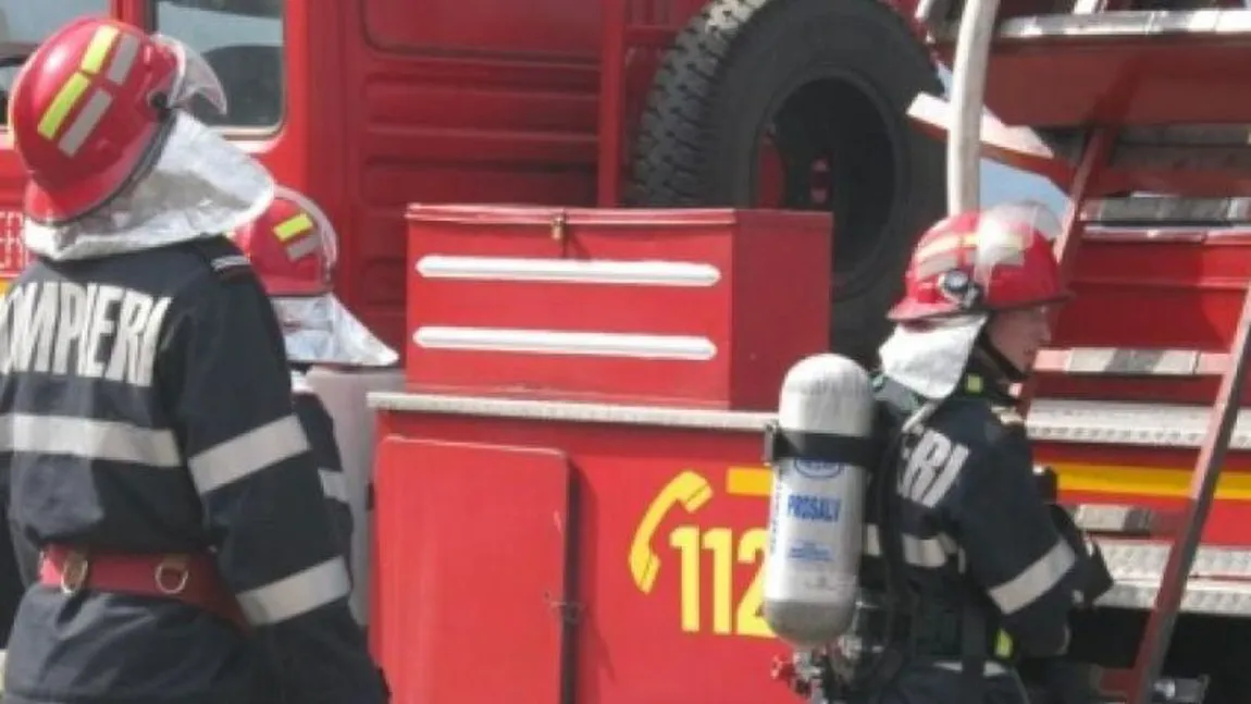 Incendiu puternic într-un restaurant aflat într-un bloc din Târgu Mureş. Locatarii, evacuaţi din cauza fumului gros