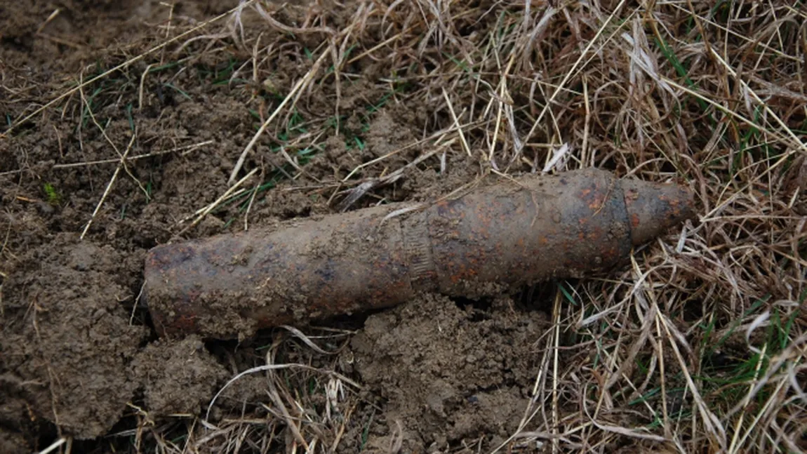 Proiectil exploziv în stare de funcţionare, găsit în curtea unui liceu din Reşiţa