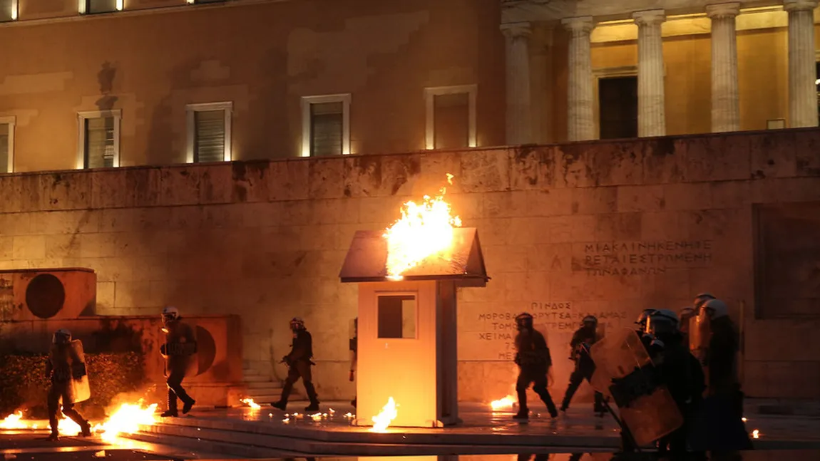 Parlamentul Greciei a adoptat noile măsuri de austeritate. Ciocniri violente în Atena, între protestatri şi poliţie