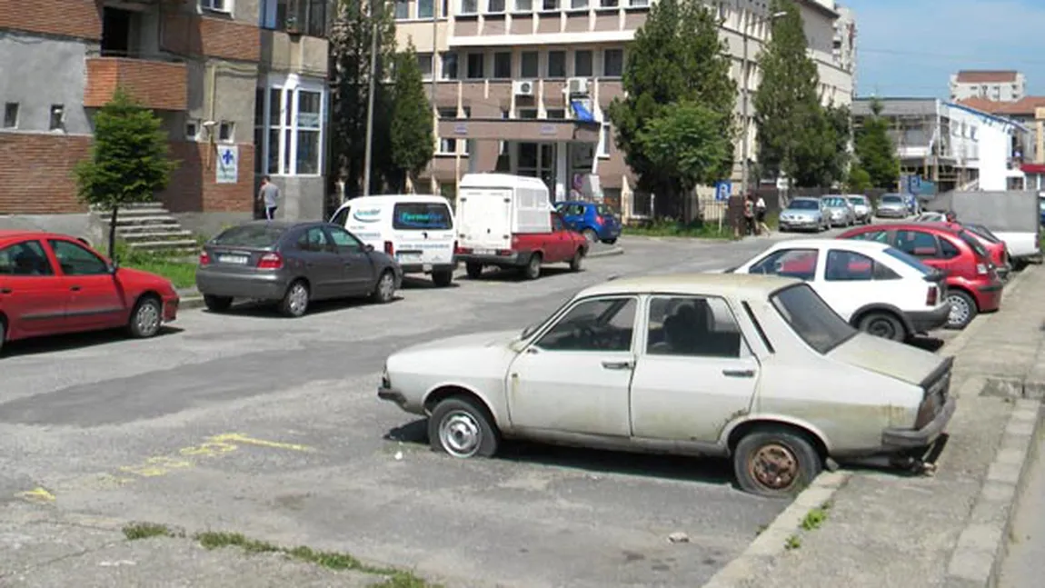 Mii de locuri de parcare din Bucureşti, ocupate de rable. Proprietarii pot primi amenzi de 3000 de lei