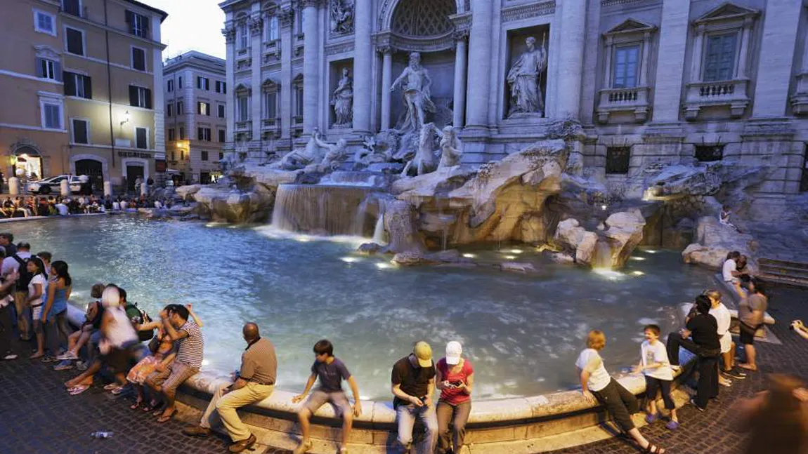 Atenţie, turişti, nu veţi mai avea voie să vă opriţi la Fontana di Trevi. Primăria Romei pregăteşte reguli stricte