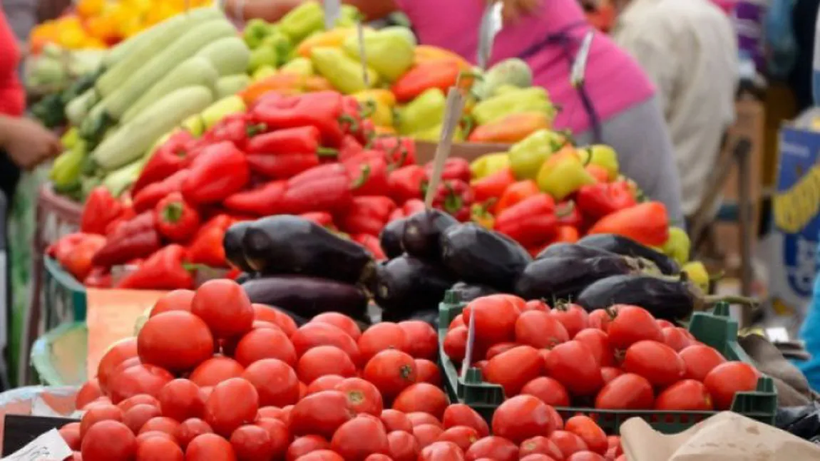 Cum recunoşti roşiile care au fost crescute cu substanţe toxice. Cum sunt tomatele ţuguiate VIDEO