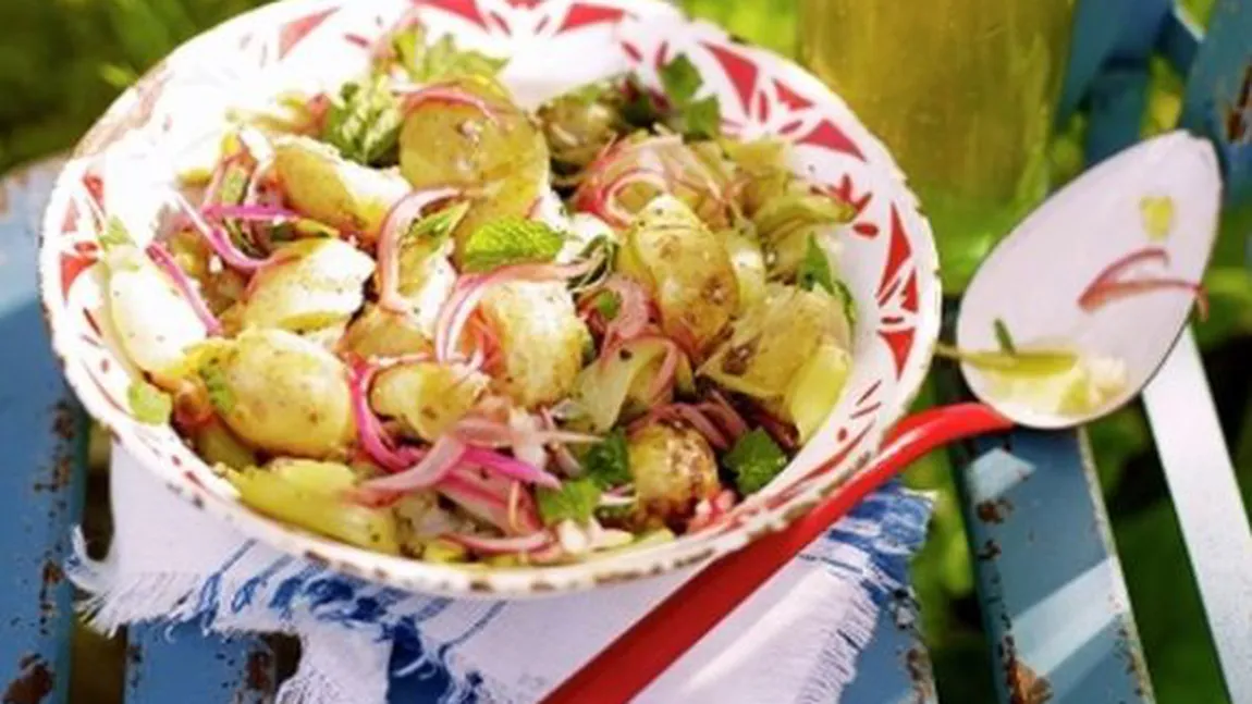 Salată de cartofi noi, reţeta lui Jamie Oliver