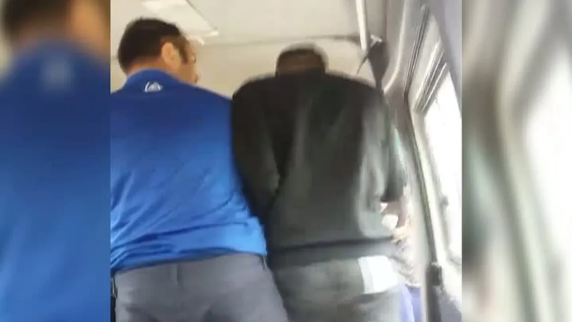 Imagini şocante într-un maxi taxi. Un tânăr a fost bătut de şofer VIDEO