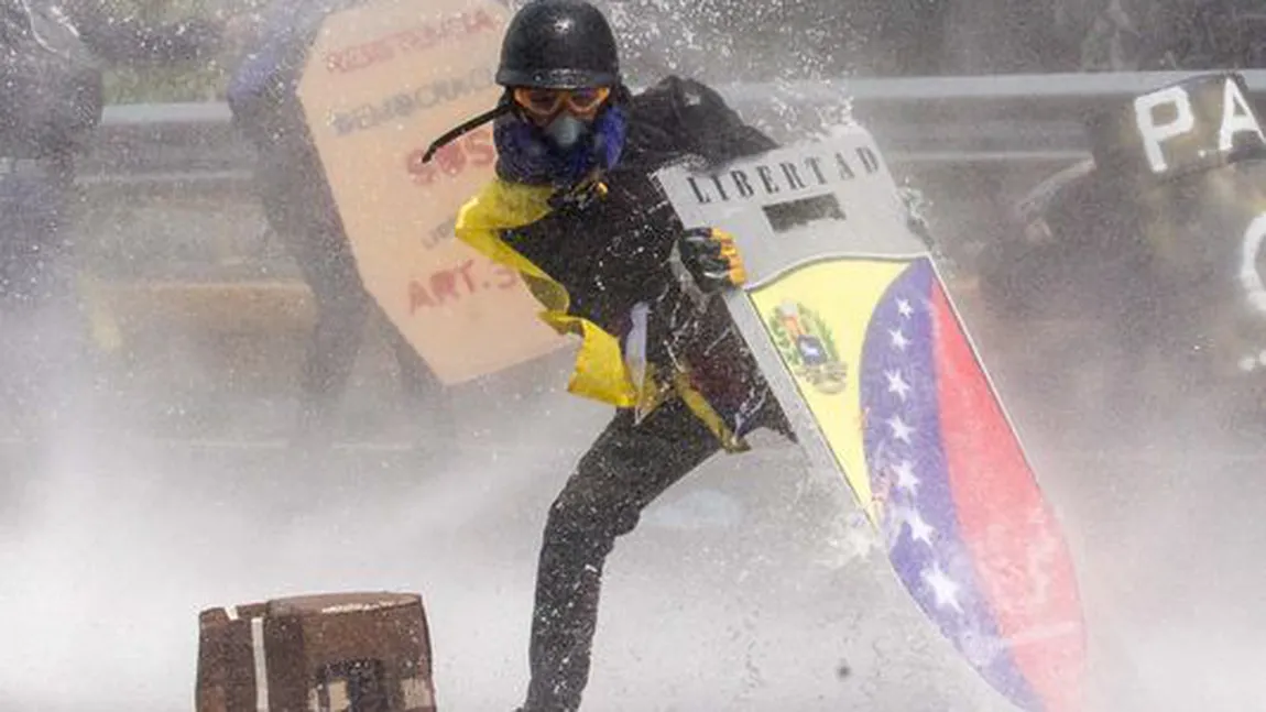 Stare de urgenţă prelungită în Venezuela. Cel puţin 42 de oameni au murit. Protestele continuă